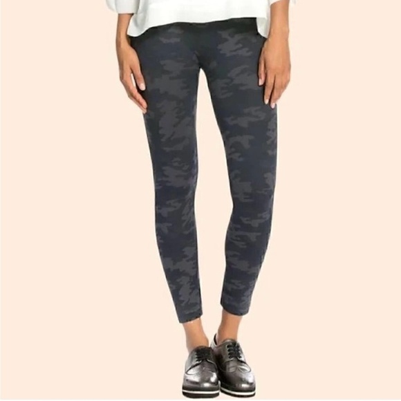 Spanx Look at Me Now Womens Size Medium Seamless Cropped Leggings Black Camo NWT - Picture 1 of 13